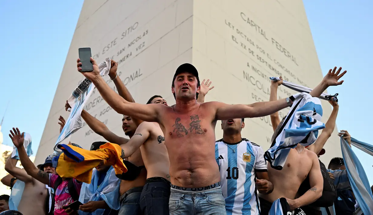 Fans Argentina merayakan kemenangan atas Kroasia pada pertandingan semifinal Piala Dunia Qatar 2022 di Obelisk di Buenos Aires, Rabu (14/12/2022). Keberhasilan mengalahkan Kroasia membuat Argentina lolos ke final Piala Dunia untuk keenam kalinya. (AFP/Luis Robayo)