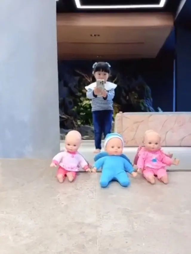 Momen Kelakuan Lucu Ameena Pinjam Ponsel Ayahnya, Ternyata Dipakai untuk Foto Boneka Bayi