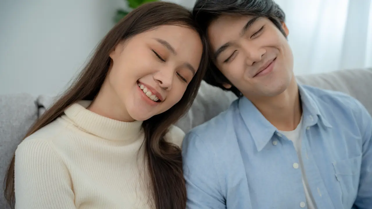 perempuan dan pasangan cinta makin besar
