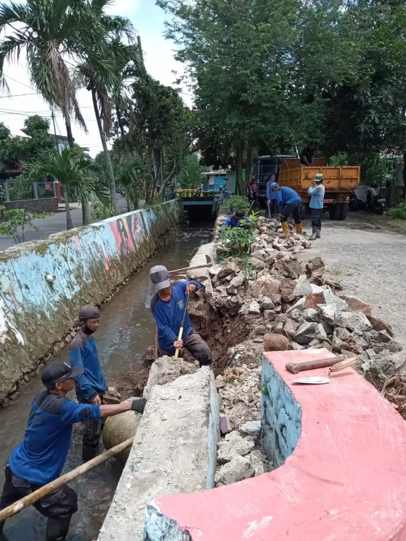 Satgas Banjir Dinas PUPR Kota Depok memperbaiki turap kali yang rusak diterjang banjir