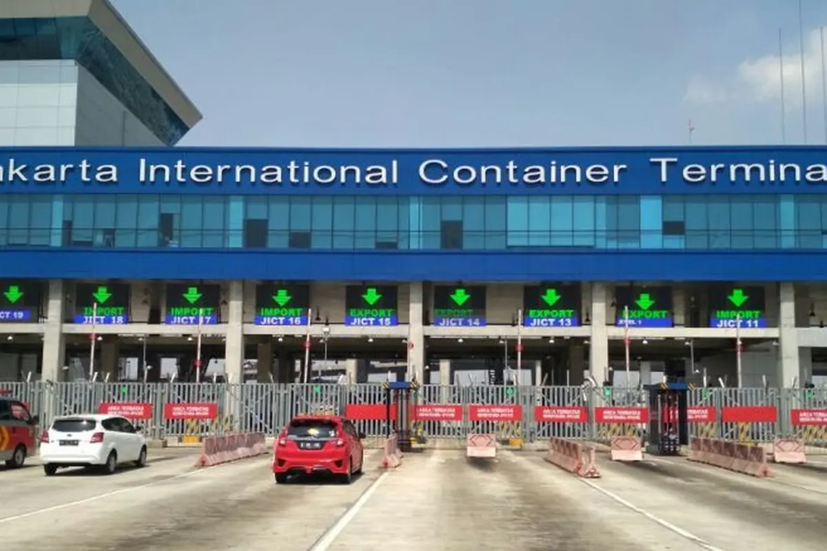 Suasana Jakarta International Container Terminal (JICT) yang lumpuh total akibat mogok pekerja. (Moch Harun Syah/Liputan6.com)