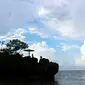 Pemandangan di Pantai Batu Kepala Kupang yang menyerupai keindahan Tanah Lot Bali. (Liputan6.com/Ola Keda)