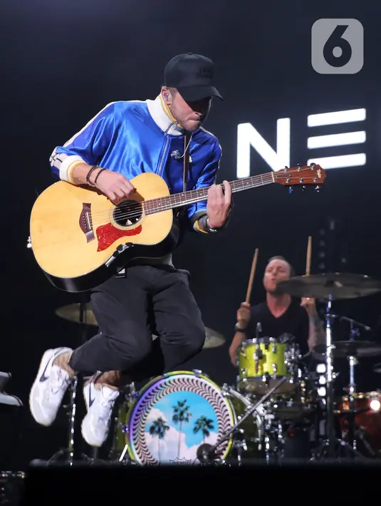 Aksi vokalis grup band One Republic Ryan Tedder saat tampil pada Woke Up Fest 2023 di Istora Senayan, Jakarta, 25 Februari 2023. Band beraliran pop rock asal Amerika Serikat tersebut tampil memukau dengan membawakan sejumlah lagu di antaranya Secrets dan Good Life dari album Waking Up. (Kapanlagi.com/Bambang E. Ros)