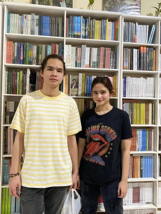 Selain mendatangi beberapa tempat tujuan wisata di Jogja, pasangan kekasih ini juga mampir ke toko buku Warung Sastra. Selain belanja buku juga sekaligus bisa sambil ngopi hingga makan. [Instagram/warungsastra]