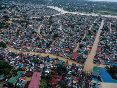 Foto udara menunjukkan rumah-rumah warga yang terendam banjir akibat Topan Vamco di Manila, Filipina (12/11/2020). Pemerintah Filipina pada Jumat (13/11) mengungkapkan Topan Vamco, yang memicu banjir besar dan tanah longsor menelan sedikitnya 14 korban jiwa. (Xinhua/Istana Kepresidenan Filipina)