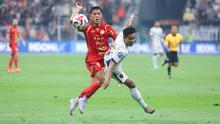 Pemain Persija Jakarta,&nbsp;Eksel Runtukahu (kiri) berduel dengan pemain Persita Tangerang, Mario Jardel&nbsp;pada pertandingan pekan perdana BRI Super League 2025/2026 di Jakarta International Stadium, Minggu (10/8/2025). (Bola.com/M. Iqbal Ichsan)
