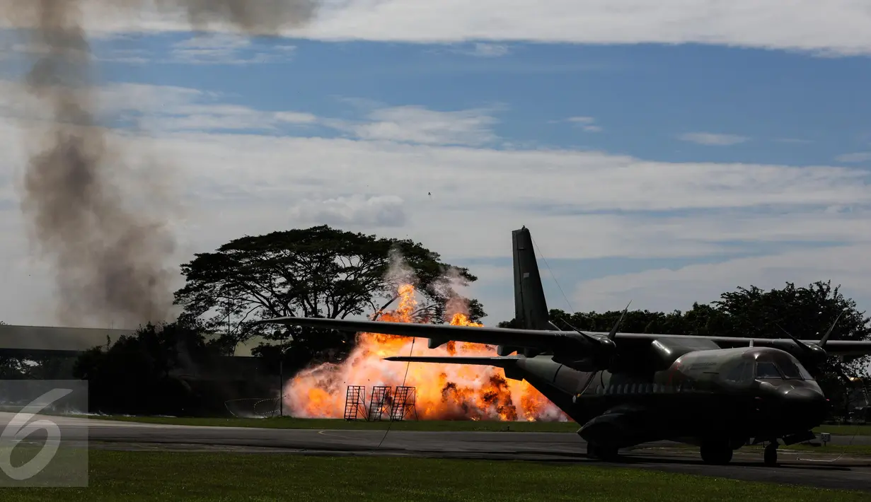 Ledakan saat aksi simulasi pesawat tempur dalam perayaan HUT TNI AU ke-71 di Bandara Halim Perdanakusuma, Jakarta, Minggu (9/4). Dalam atraksi ini sebanyak 1.600 personel TNI AU dan 132 pesawat dilibatkan. (Liputan6.com/Faizal Fanani)