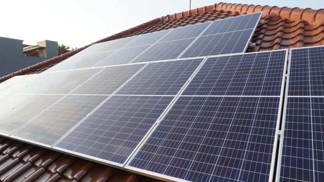 instalasi PLTS atap SUNterra