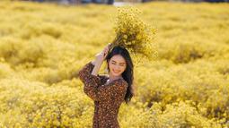 Aktris Thailand berusia 29 tahun ini gaya penampilannya memang selalu mencuri perhatian. Ia juga sangat pintar memadu padankan pakaian yang ia pakai dengan tempat ia berfoto seperti di kebun bunga dengan dominan warna kuning. (Liputan6.com/IG/@davikah)