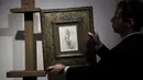 Seorang anggota Rumah Lelang Tajan menyiapkan gambar sketsa karya Leonardo da Vinci sebelum dilelang di Paris, Prancis (13/12). Leonardo da Vinci adalah seorang seniman yang dikenal dengan lukisan 'Mona Lisa'. (AFP/Philippe Lopez)