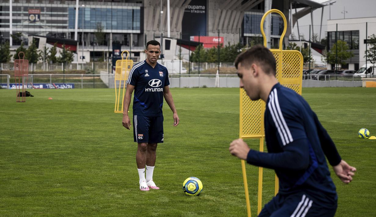Penyerang Olympique Lyon, Marcal, melakukan latihan di Decines-Charpieu Groupama, Prancis, Rabu (10/6/2020). Olympique Lyon melakukan persiapan Jelang leg kedua babak 16 besar Liga Champions melawan Juventus. (AFP/Jeff Pachoud)