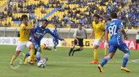 Firman Utina (kedua kiri) berjibaku untuk mendapatkan bola saat berlaga di Stadion Si Jalak Harupat, Bandung, Rabu (27/5/2015). Persib kalah 0-2 dari Kitchee SC dan tersingkir dari 16 besar AFC Cup 2015. (Liputan6.com/Herman Zakharia)