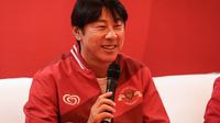 Shin Tae-yong memberikan keterangan media pada acara yang digelar PSSI (c) Bagaskara Lazuardi
