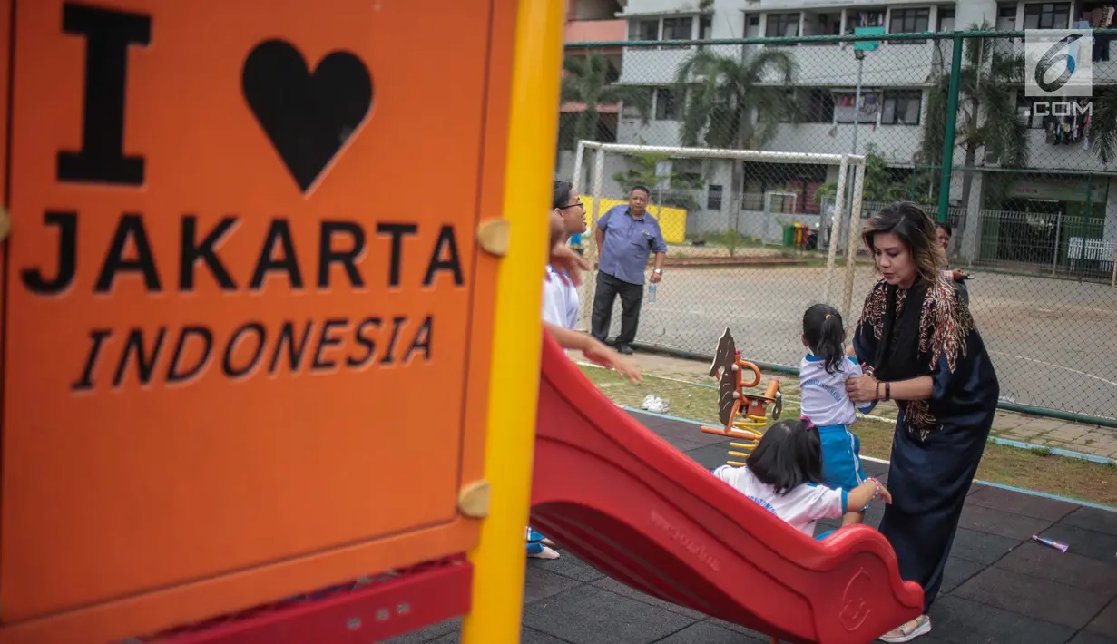 Pendiri Yayasan Pansophia Nusantara, Millie Lukito bermain bersama anak-anak Pendidikan anak usia dini (PAUD) Cahaya Permata Indonesia (CPI) di Rusunawa Marunda, Jakarta Utara, Jumat (30/11). (Liputan6.com/Faizal Fanani)