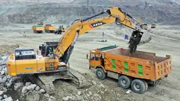 Ekskavator nirawak dioperasikan menggunakan kendali jarak jauh di Tambang Sandaozhuang China Molybdenum Co., Ltd, Luanchuan, Provinsi Henan, China, 12 Agustus 2020. Sejak 2019, teknologi 5G telah diterapkan dalam operasional Tambang Sandaozhuang. (Xinhua/Li Jianan)