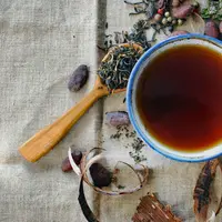 Minum teh bersamaan atau segera setelah makan dapat menurunkan penyerapan zat besi hingga 50% atau lebih pada makanan nabati (Foto: Drew Jemmett/Unsplash)