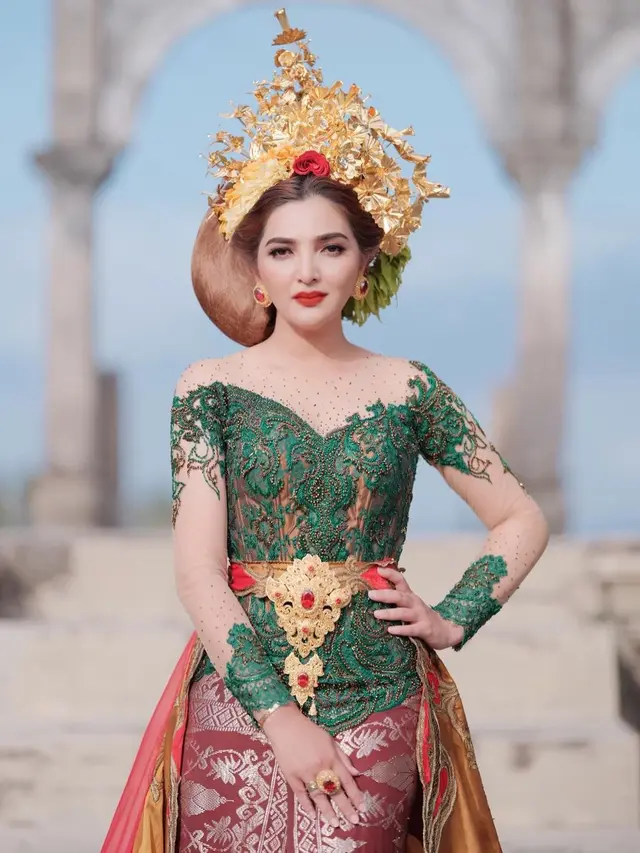 Potret 6 Selebriti Pakai Pakaian Adat Bali Sambut Hari Raya Nyepi, Anggun
