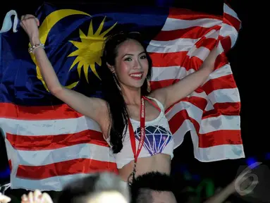 Seorang pengunjung dengan pakaian seksi tampak menikmati alunan musik di DWP 2014, Sabtu (13/12/2014). (Liputan6.com/Faisal R Syam) 