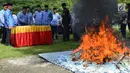 Petugas membakar KTP Elektronik yang rusak untuk dimusnahkan di halaman Kantor Bupati Bone Bolango (Bonebol), Gorontalo, Selasa (18/12). Pemusnahan e-KTP yang rusakini disaksikan langsung oleh Bupati Bone Bolango, Hamim Pou. (Liputan6.com/Arfandi Ibrahim)