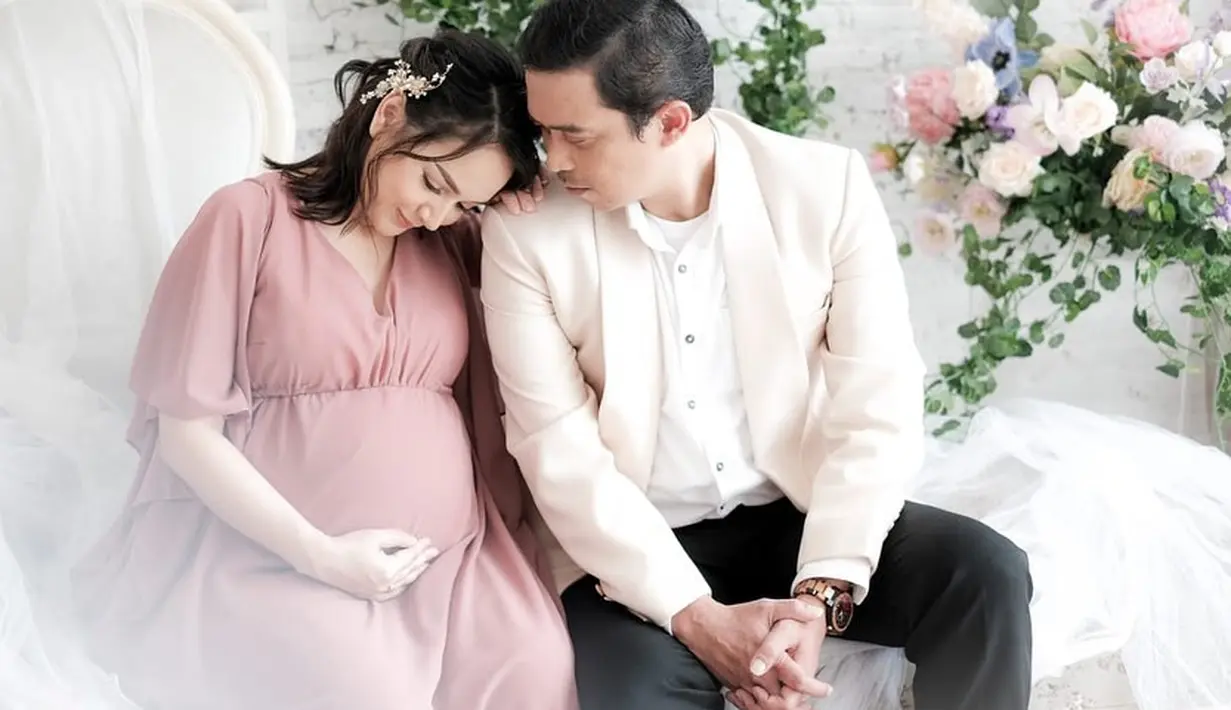 "Jadi doanya semoga menjadi anak yang saleh, menjadi yang sesuai dengan normanya. Kalau dia ke mana-mana selalu jadi penerang, penentram," ucap suami Agelica Simperler. (Instagram/angelicasimp.new)