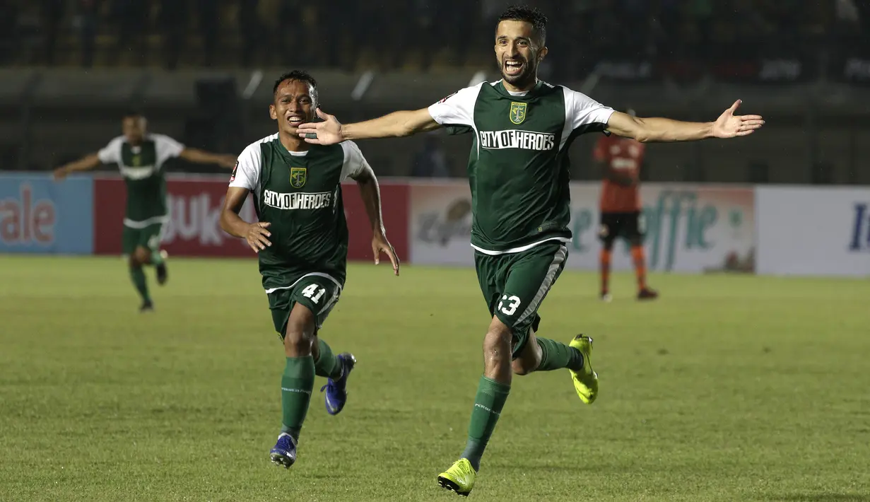 Striker Persebaya Surabaya, Manuchehr Jalilov, merayakan gol yang dicetaknya ke gawang Perseru Serui pada laga Piala Presiden 2019 di Stadion Si Jalak Harupat, Bandung, Sabtu (2/3). Persebaya menang 3-2 atas Perseru. (Bola.com/Yoppy Renato)