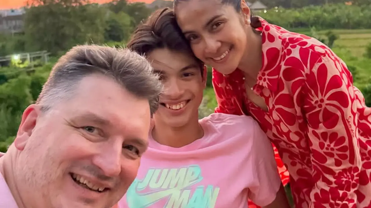 Maudy Koesnaedi saat Merayakan Ulang Tahun ke-50