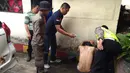 Petugas memandikan salah satu orang dengan gangguan jiwa yang berhasil diamankan di Kabupaten Bogor, Jawa Barat, Rabu (14/2). Setelah itu, mereka dibawa ke Dinas Sosial (Dinsos) Kabupaten Bogor untuk penanganan lebih lanjut. (Liputan6.com/HO/Polres Bogor)