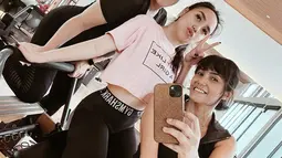 Gaya wanita 23 tahun tersebut berhasil mencuri perhatian saat sedang pilates. Penampilan yang natural tanpa makeup terlihat memesona. Tak hanya itu, Salmafina juga melakukan pilates bersama teman-temannya. (Liputan6.com/IG/@salmafinasunan)