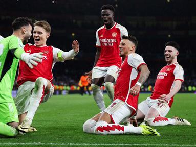 Pemain Arsenal David Raya, Martin Odegaard, Bukayo Saka, Ben White dan Declan Rice (kiri ke kanan melakukan selebrasi setelah memenangkan adu penalti pada pertandingan sepak bola leg kedua babak 16 besar Liga Champions melawan Porto FC di Emirates Stadium, London utara, 12 Maret 2024. (Adrian DENNIS/AFP)