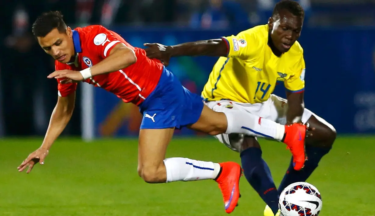 Penyerang Chile, Alexis Sanchez (kanan) berusaha merebut bola dari Osbaldo Lastra pada pertandingan pembukaan Copa America 2015 di National Stadium, Santiago, Chile, (11/6/2015). Chile menang 2-0 atas Ekuador. (REUTERS/Ivan Alvarado)