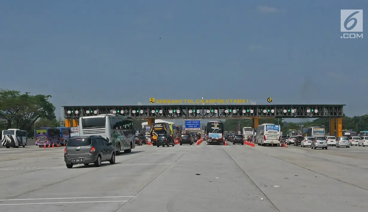 Kendaraan melintas di ruas tol yg diberlakukan one way setelah Gerbang Tol Cikampek Utama, Jawa Barat  (30/5/2019). Pemberlakuan one way mulai di GT Cikampek Utama langsung mengurai kemacetan yang terjadi di tol Cikampek. (Liputan6.com/Herman Zakharia)