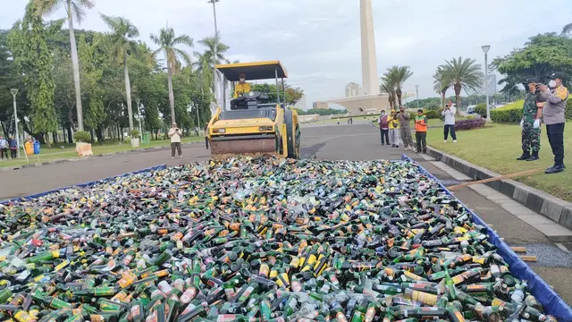 Penjabat (Pj) Gubernur DKI Jakarta Heru Budi Hartono memusnahkan 14.447 botol minuman beralkohol hasil penertiban Satuan Polisi (Satpol) Pamong Praja (PP) DKI Jakarta di Jalan Silang Monas Tenggara. (Winda Nelfira/Liputan6.com)