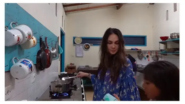8 Momen Luna Maya saat Pulang Kampung ke Bali, Belikan Sang Ibu Perahu