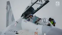 KSAU Marsekal TNI Yuyu Sutisna bersiap dalam Sukhoi Su-30 sebelum joy flight di Lanud Halim Perdanakusuma, Jakarta, Jumat (5/4). Joy flight dalam rangka pemberian wing penerbang kehormatan kepada KSAL Laksamana TNI Siwi Sukma Adji dan KSAD Jenderal TNI Andika Perkasa. (Liputan6.com/FaizalFanani)