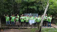 Jajaran direksi dan perwakilan senior management BAF memberikan donasi kepada LindungiHutan, dalam acara penanaman simbolis di Pantai Indah Kapuk, Sabtu (6/7).