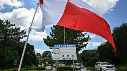 Bendera peringatan tsunami berwarna merah dan putih berkibar di pintu masuk Inage Seaside Park, sepanjang Teluk Tokyo di Kota Chiba, prefektur Chiba pada 30 Juli 2025. (Philip FONG/AFP)