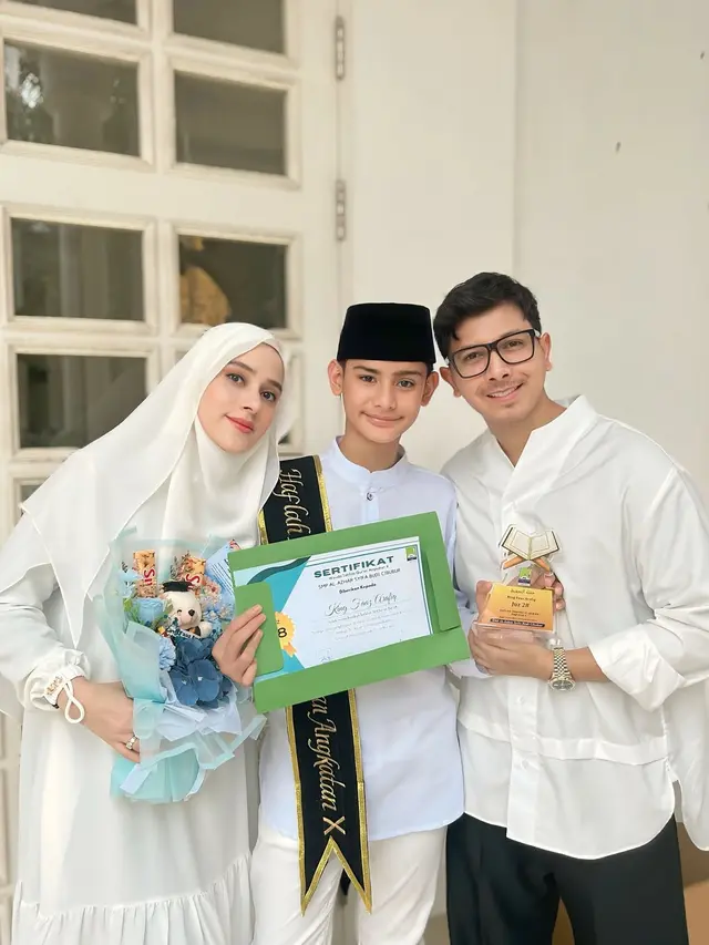 6 Potret King Faaz Wisuda Juz 28 Jelang Idul Adha, Fairuz dan Sonny Septian Bangga
