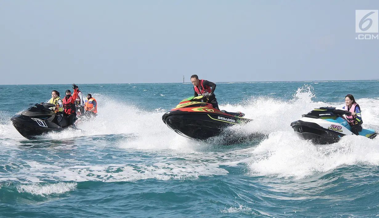 Para pemain jet ski SCI melakukan aksi saat konvoi menuju Pulau Pramuka pada acara SCI Peduli 2017 di Jakarta, Sabtu (17/6). Konvoi tersebut juga sebagai ajang silaturahmi dengan warga Kepulauan Seribu. (Liputan6.com)
