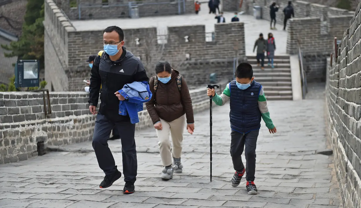 Sejumlah wisatawan mengunjungi Tembok Besar bagian Badaling di Beijing, ibu kota China, pada 24 Maret 2020. Bagian dari Tembok Besar yang terkenal di Beijing itu telah dibuka kembali sebagian pada Selasa (24/3), setelah ditutup selama hampir dua bulan akibat corona COVID-19.  (Xinhua/Chen Zhonghao)
