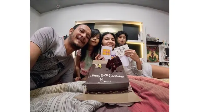 6 Potret Bahagia Keluarga Kecil Eno Netral dan Nadila Ernesta yang Jarang Tersorot