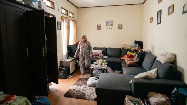 Kesalahan menata rumah kecil yang membuat ruangan terlihat semakin sempit model memasukkan furnitur tidak sesuai ukuran