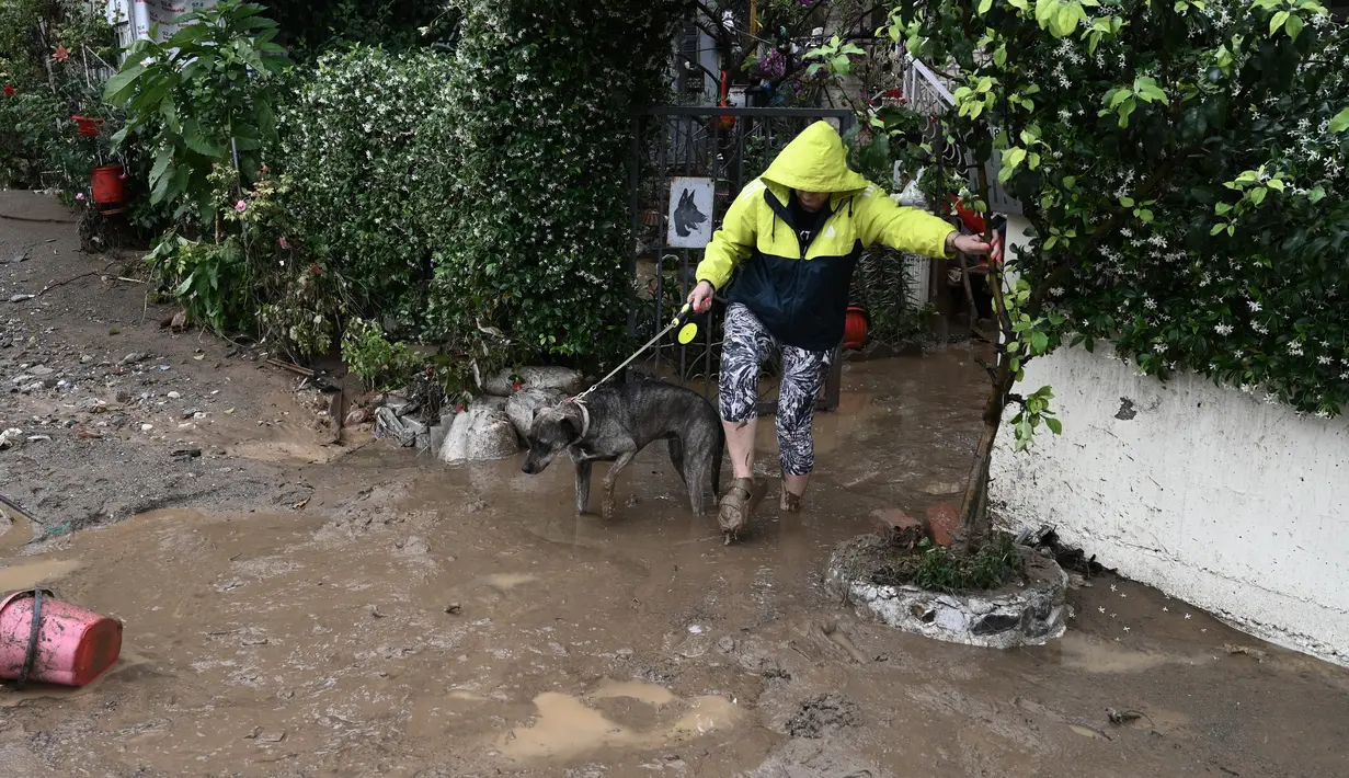 Curah hujan yang tinggi telah menyebabkan kerusakan yang meluas di kota Thessaloniki, Yunani, pada hari Sabtu. (Photo by Sakis MITROLIDIS / AFP)