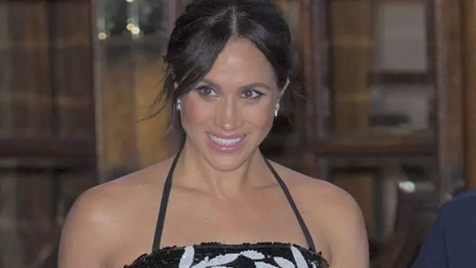 Inspirasi Gaun Halter Neck Meghan Markle yang Seksi Ketika Hamil