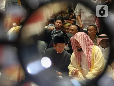 Imam Besar Masjid Nabawi, Syekh Ahmad bin Ali Al Hudhaify (kanan) berbincang dengan Imam Besar Masjid Istiqlal, KH Nasaruddin Umar sesaat sebelum menyampaikan khotbah Jumat di Masjid Istiqlal, Jakarta, Jumat (11/10/2024). (Liputan6.com/Herman Zakharia)