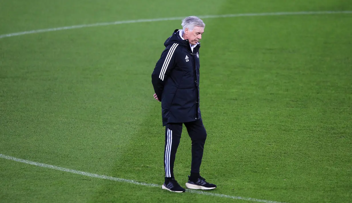 Pelatih Real Madrid, Carlo Ancelotti bereaksi saat ia menghadiri sesi latihan tim di Stadion Anfield di Liverpool, barat laut Inggris pada 20 Februari 2023. Kali terakhir Real Madrid berkunjung ke Anfield adalah pada perempat final edisi 2020-2021. (AFP/Lindsey Parnaby)