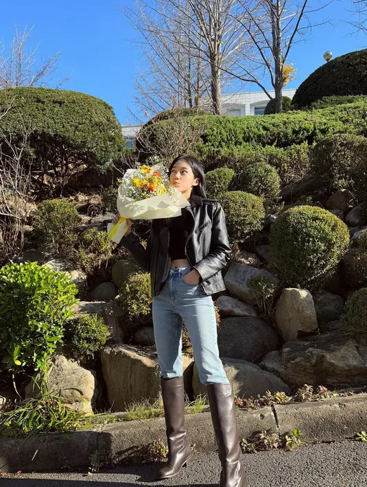 Seperti potret ini, Roh Yoon Seo tampil kece dengan leather jacket, crop top dan knee length boots. [Foto: IG/rohyoonseo].