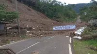 Longsoran terlihat menimbum badan jalan di daerah Kecamatan Talegong perbatasan Kabupaten Bandung-Kabupaten Garut, Jumat (15/1/2021). (Foto: Liputan6.com/Dikdik Ripaldi)