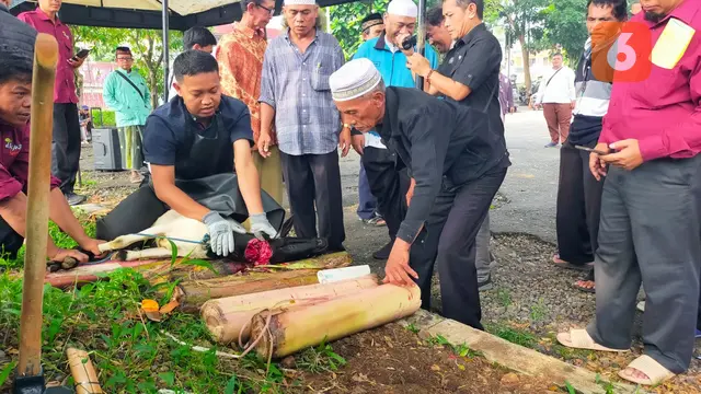 Pelatihan penyembelihan hewan kurban oleh MUI dan DKP3 Kota Sukabumi, dengan pesarta perwakilan Dewan Kemakmuran Masjid (Liputan6.com/Fira Syahrin).
