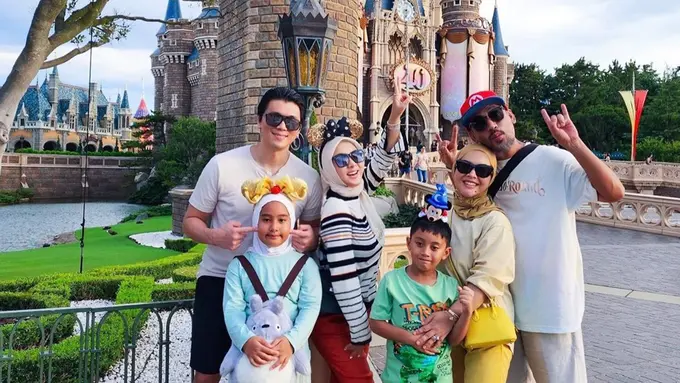 Potret Syahrini Liburan Bareng Ponakan ke Disneyland Tokyo Ini Seru Banget