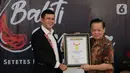 Manager MURI Ridho Al Amin memberikan penghargaan kepada Bapak Komunitas Indonesia pada rekor Donor Darah oleh Komunitas dan Karang Taruna Terbanyak di Jakarta, Minggu (8/11/2020). Kegiatan yang digelar pada 1-30 Oktober 2020 melibatkan 531 komunitas dan 105 tarang taruna. (Liputan6.com/HO/Ading)  